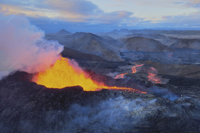 Volcan en éruption avec lac de lave - 0mn 42s
